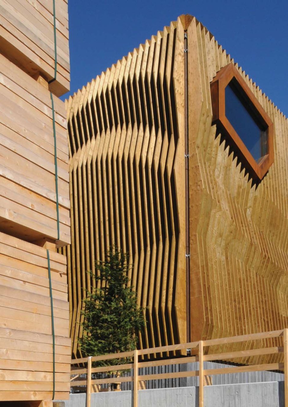 Необычный деревянный фасад