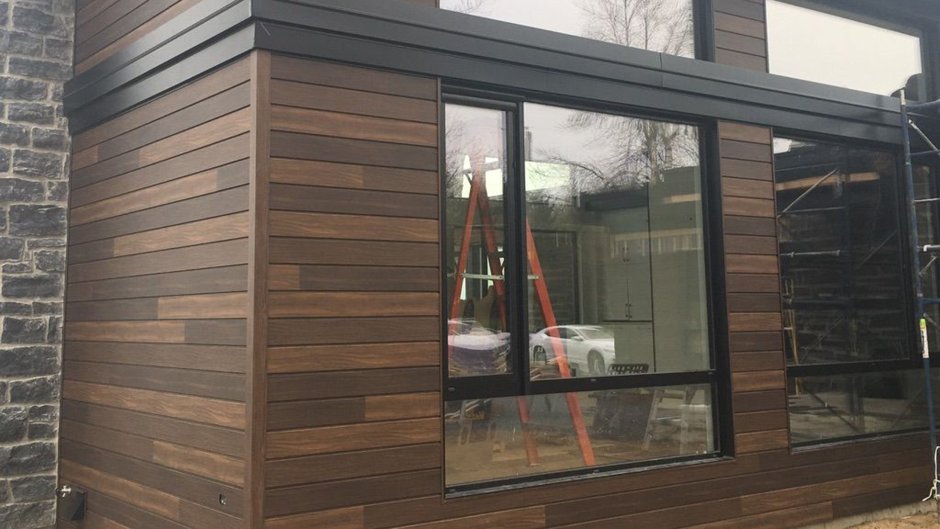 Фасад из планкена и камня