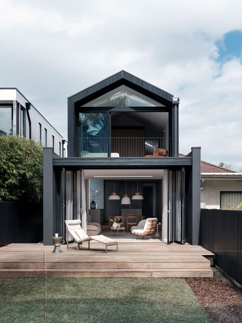 Двухэтажный дом с подсветкой