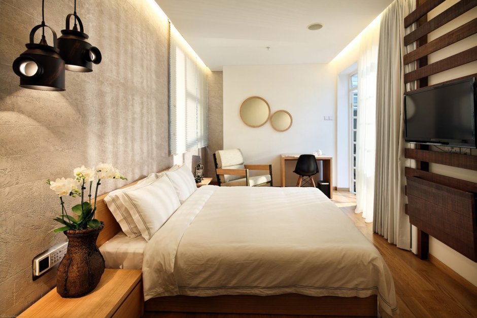 Спальня с декоративной штукатуркой на стенах