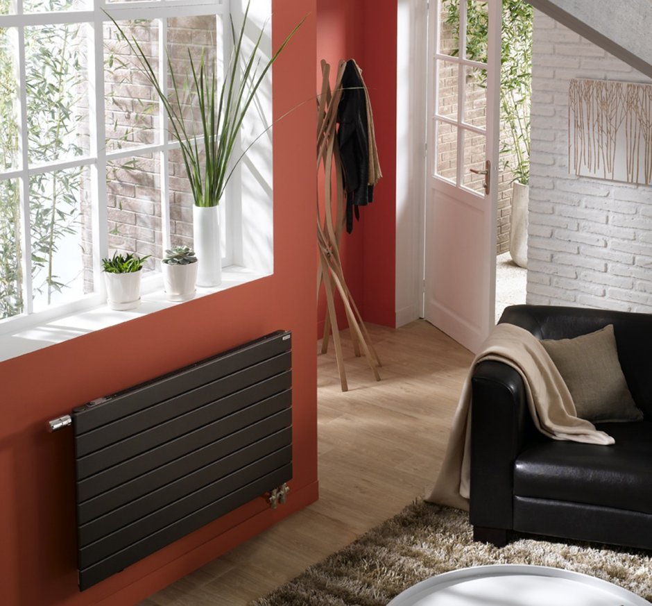 Красный радиатор в интерьере