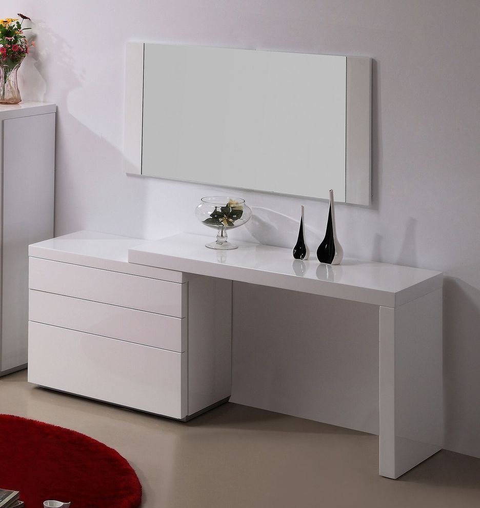 Комод с туалетным столиком в спальню