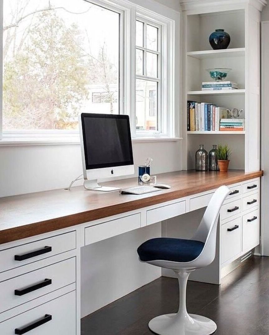 Письменный стол около окна