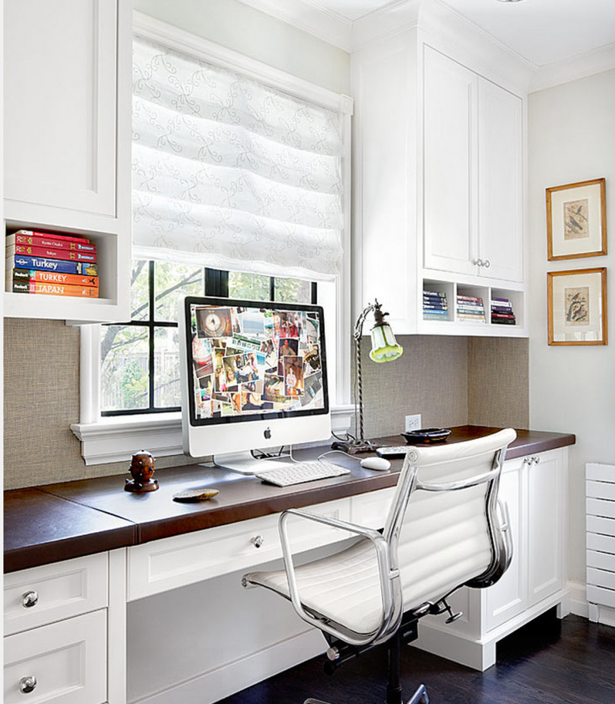 Письменный стол вдоль окна