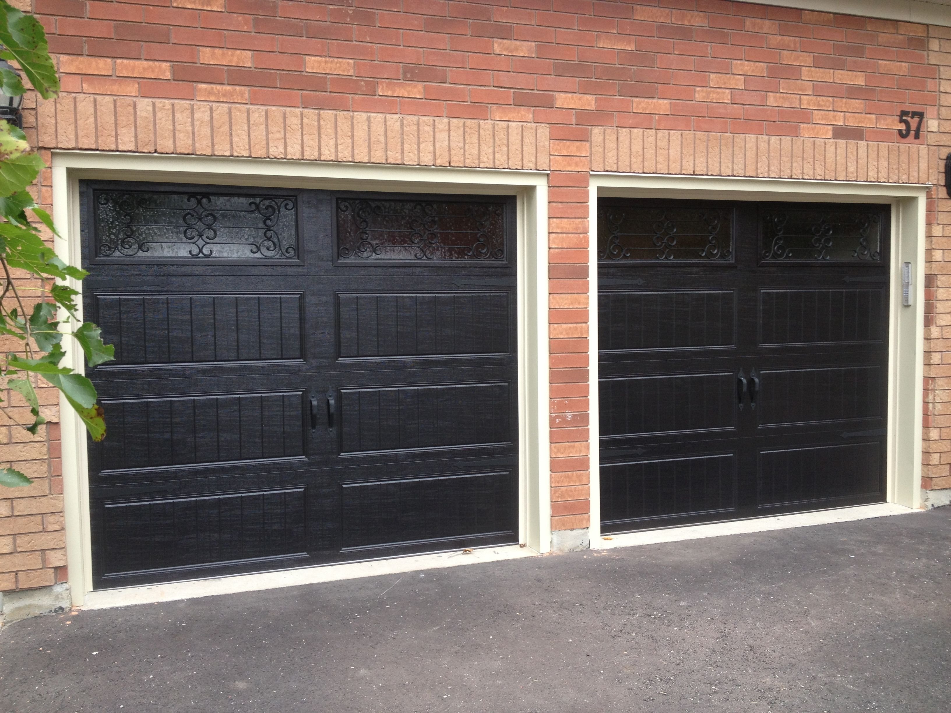 Открывай ворота гаража. RAL 7024 ворота для гаража с окнами. Ворота для гаража. Распашные ворота для гаража. Гаражные ворота с окнами.
