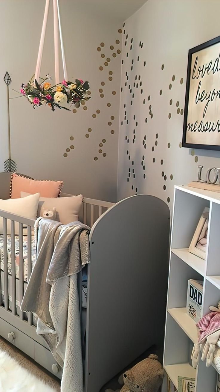 Уголок новорожденного в комнате родителей