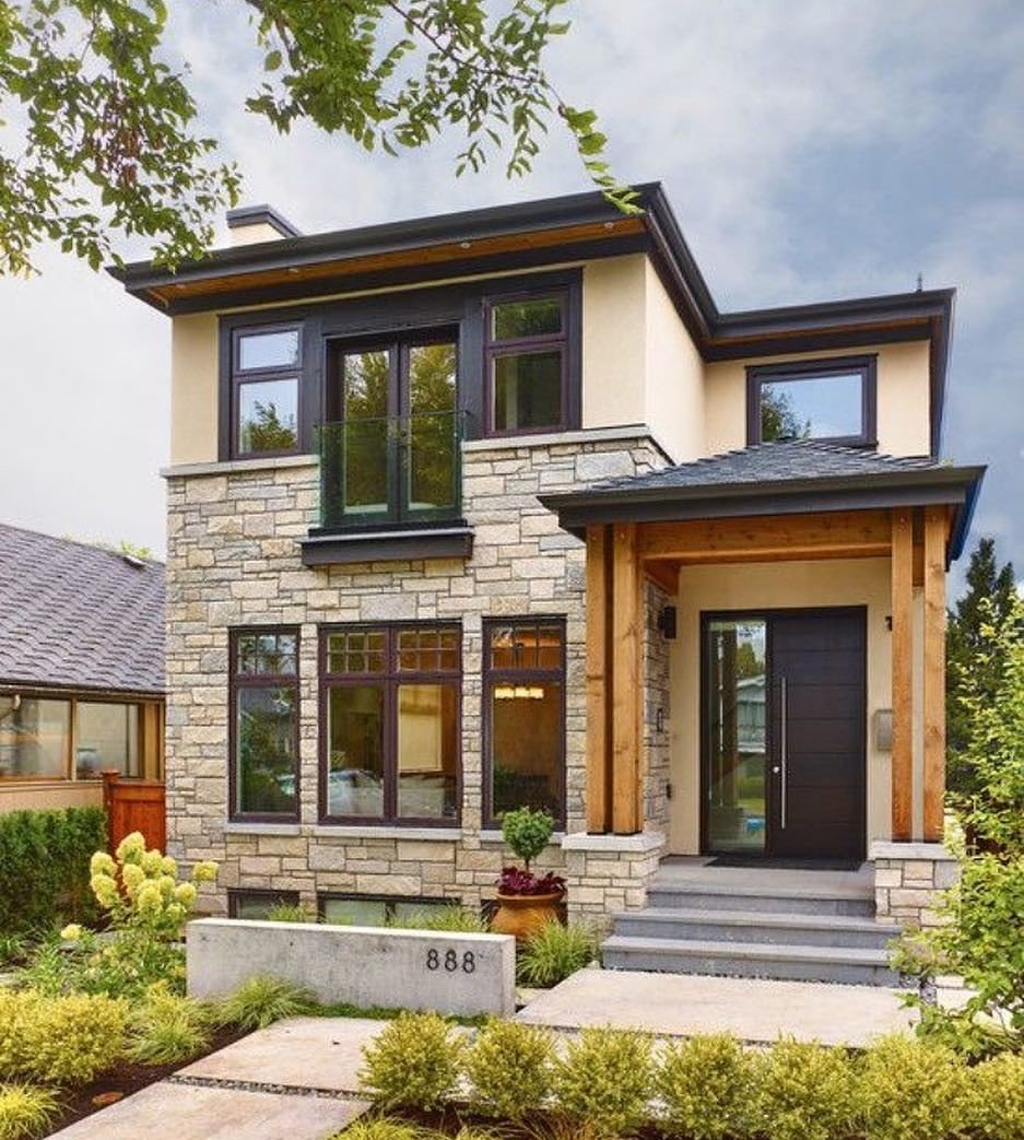 Красивый дом с мансардом