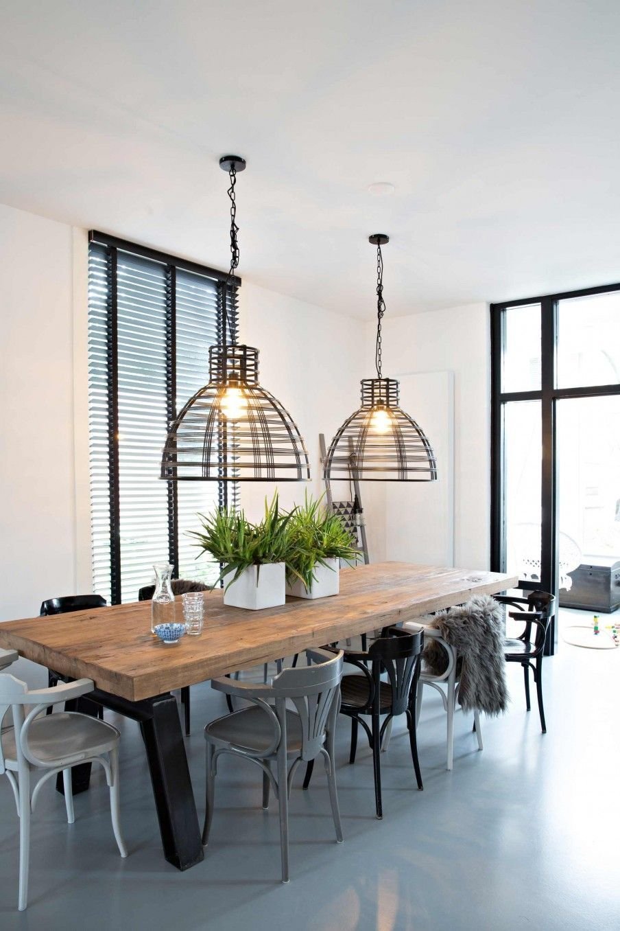 Люстра над столом в гостиной