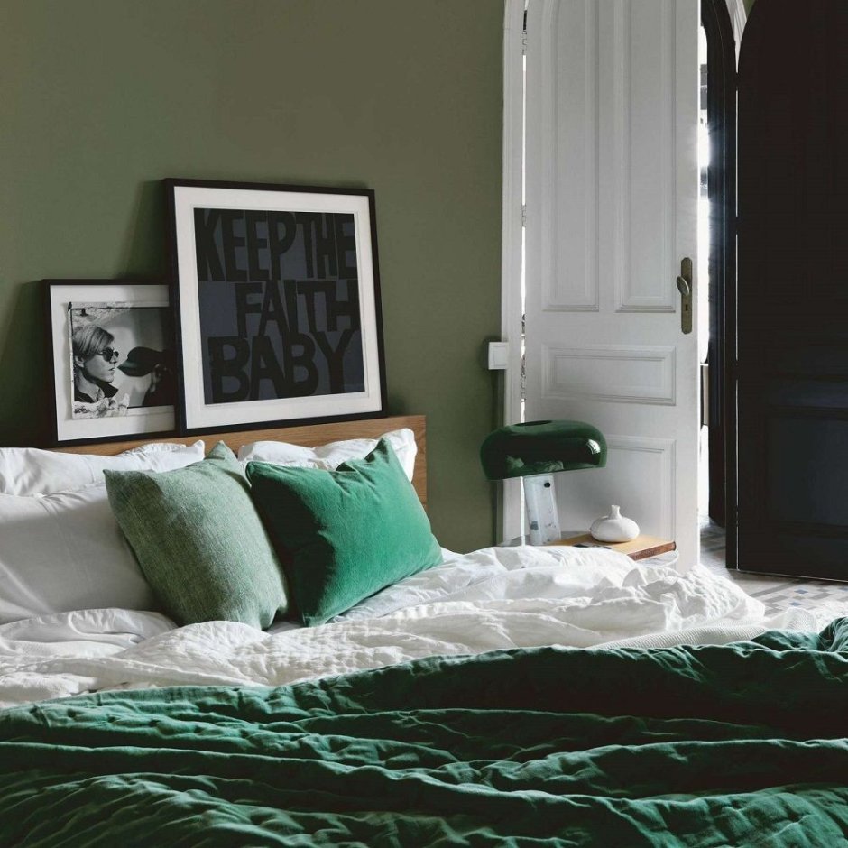 Спальня в болотных тонах