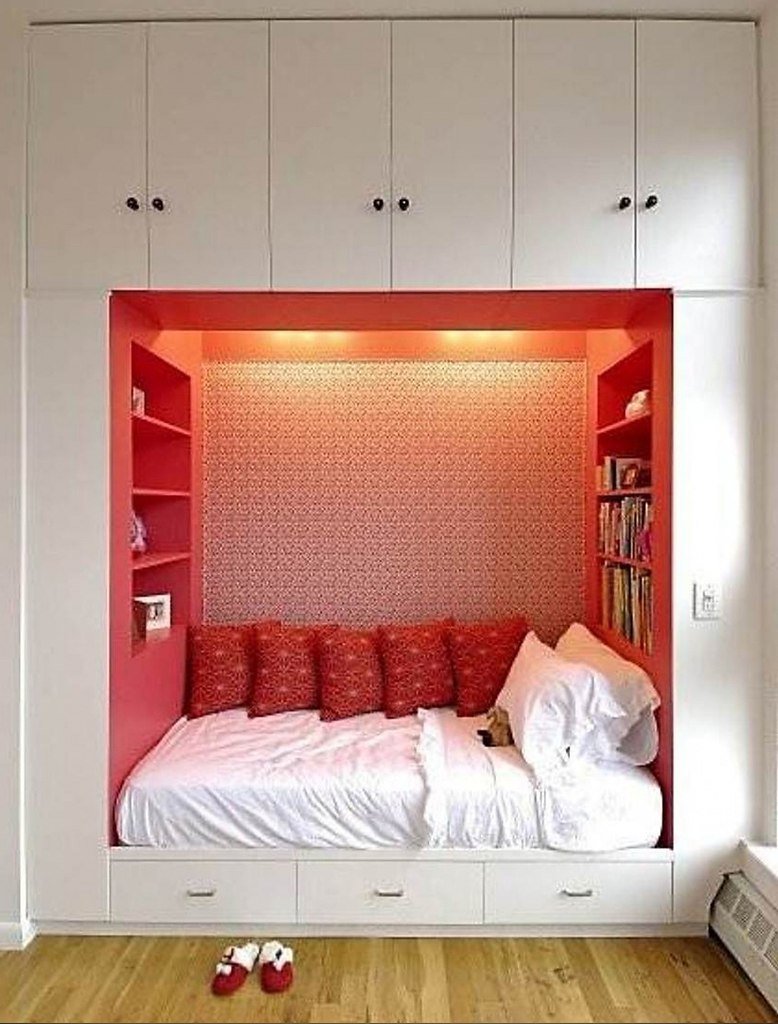 Спальное место в маленькой комнате