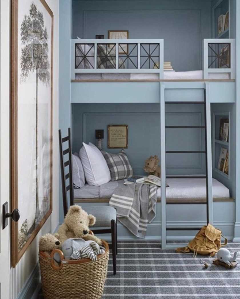 Письменный стол у окна со шкафами