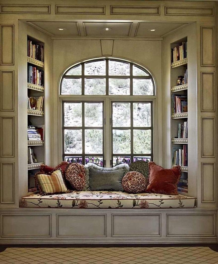 Стеллаж вокруг окна