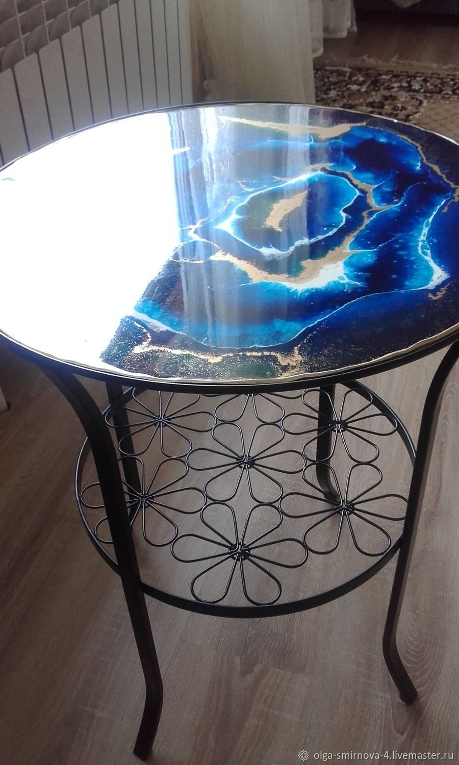 Журнальный столик с эпоксидной смолой