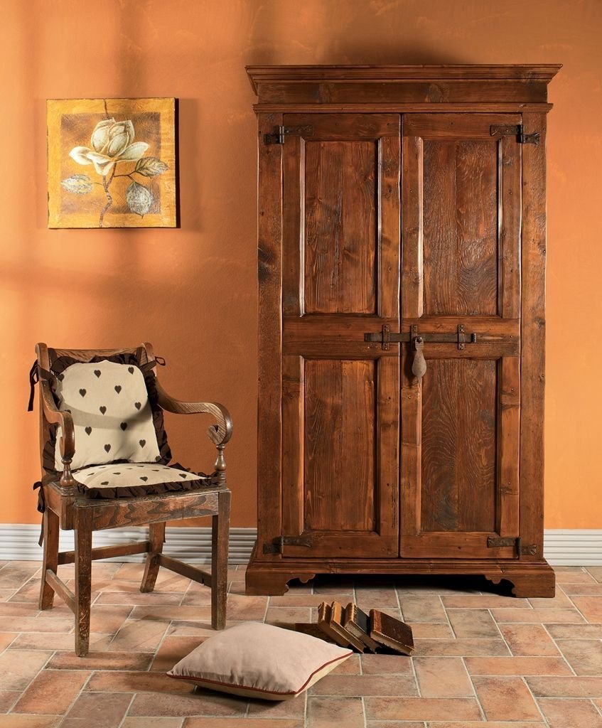 Старинный платяной шкаф