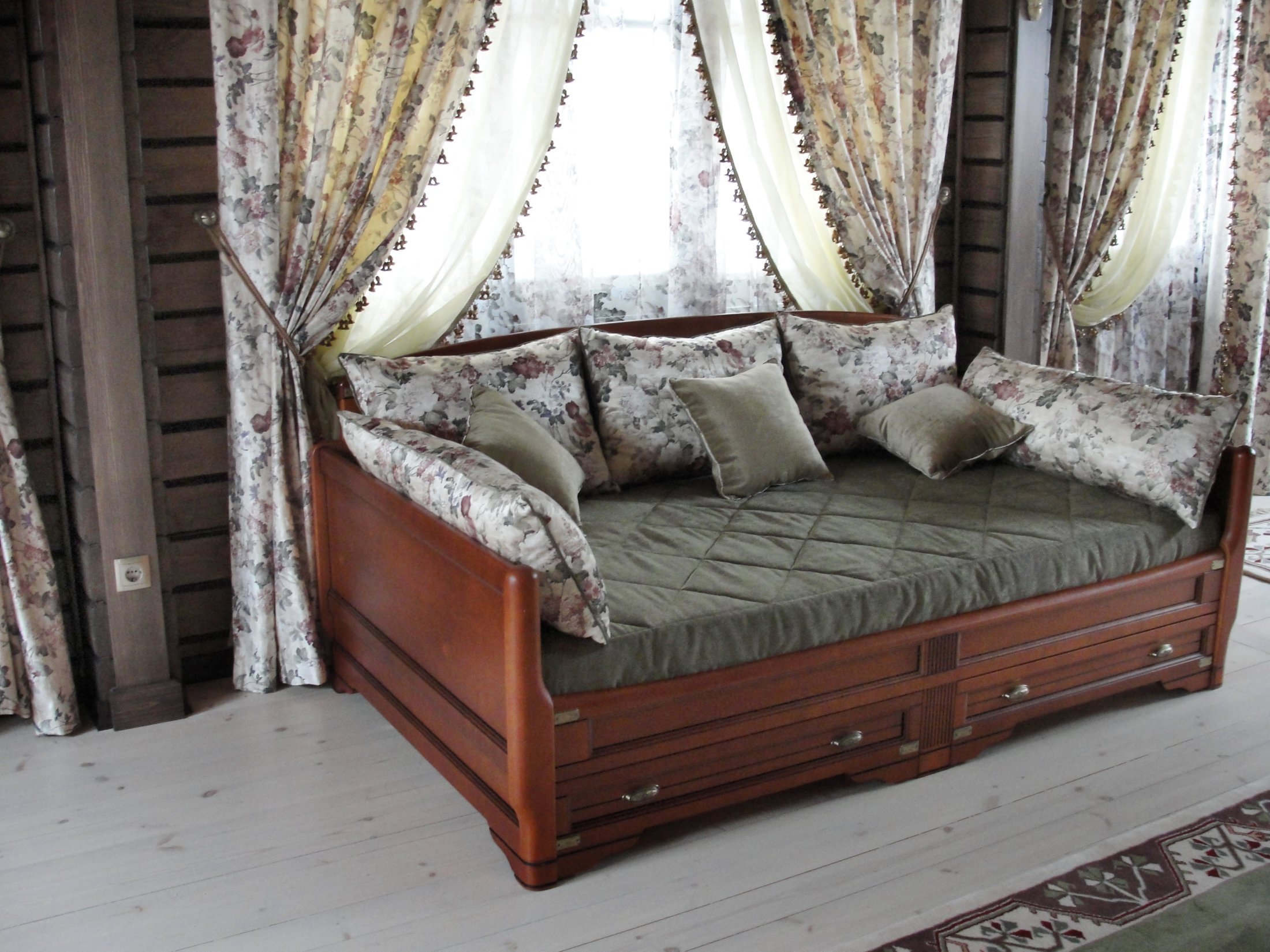 Мебель диваны деревянные. Деревянный диван кровать. Деревянная кровать кушетка.