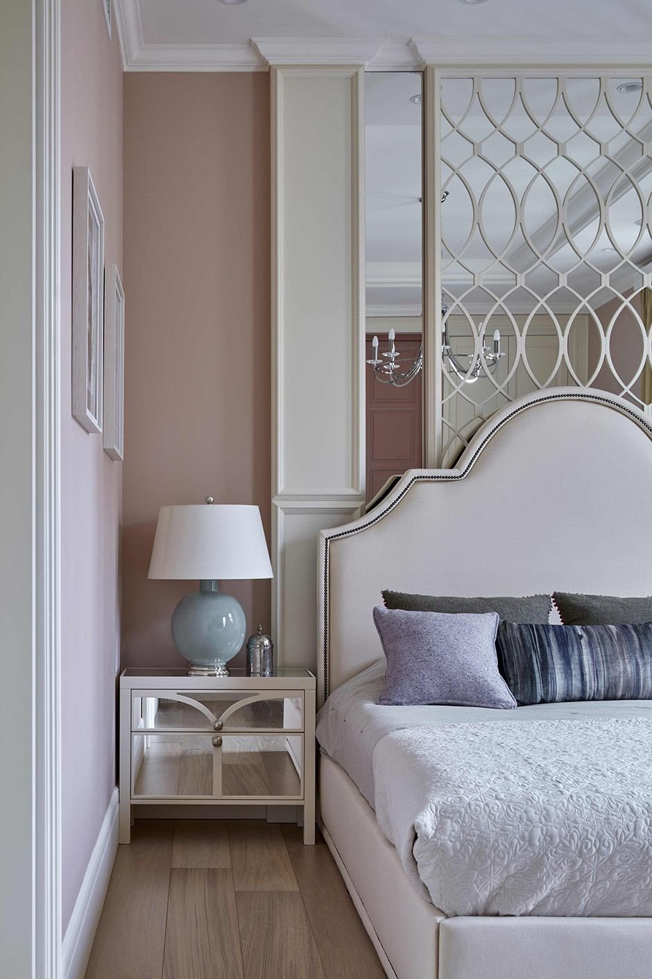 Кровать с зеркальным изголовьем