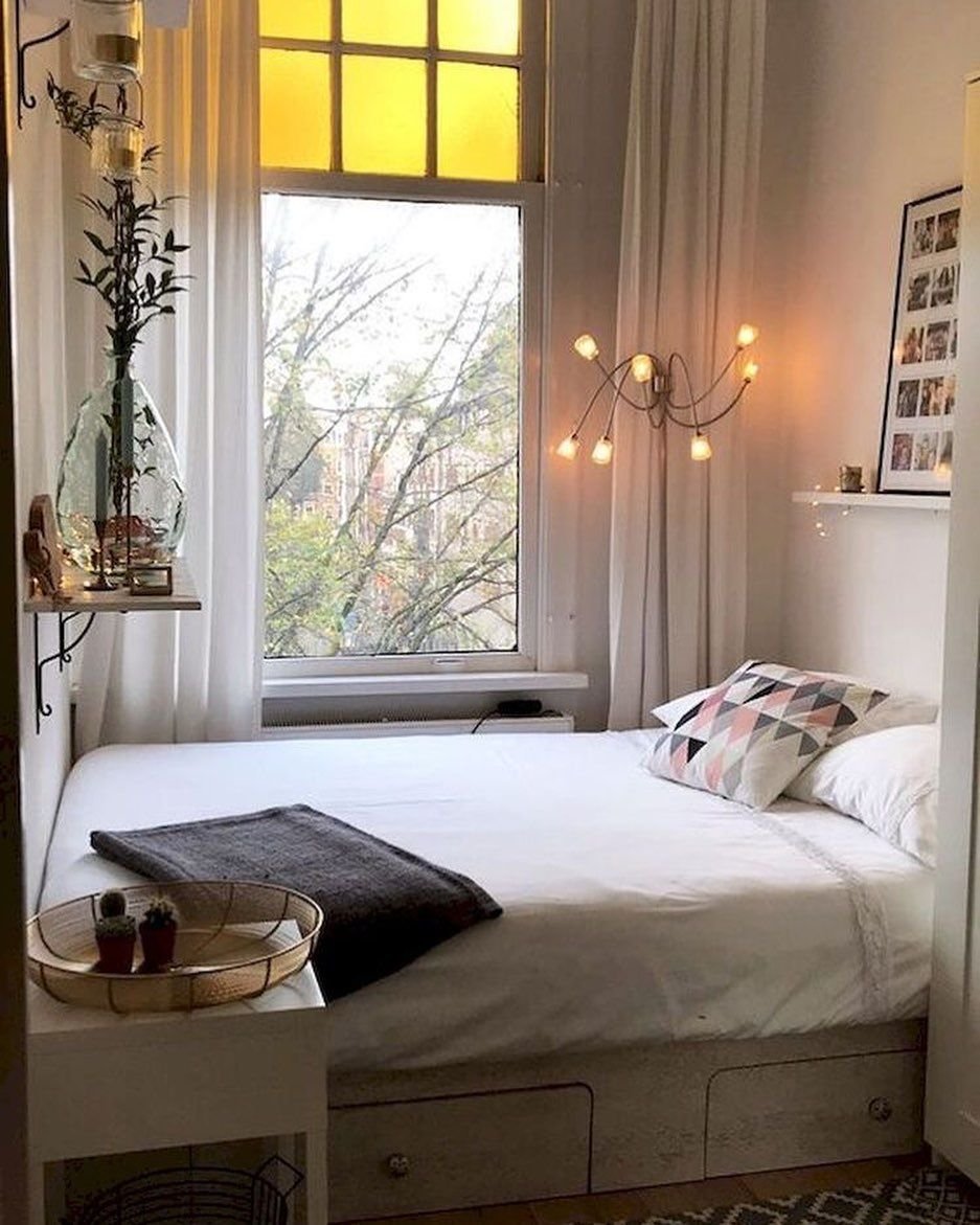 Кровать изголовьем к окну