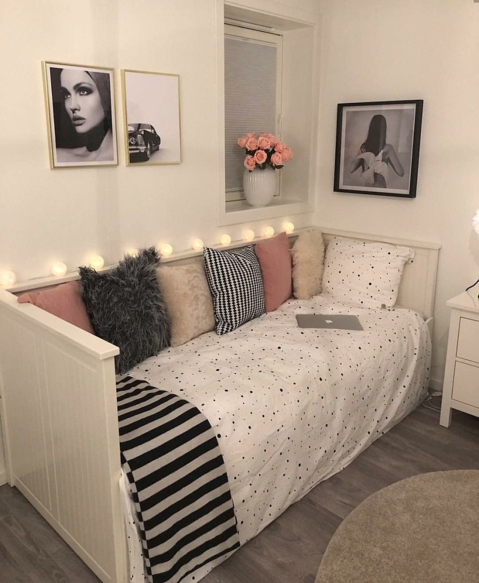 Кровать возле стены