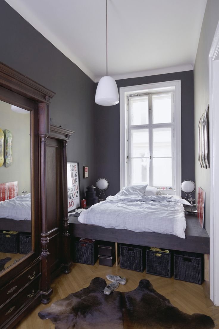 Кровать в узкой спальне вплотную с стене