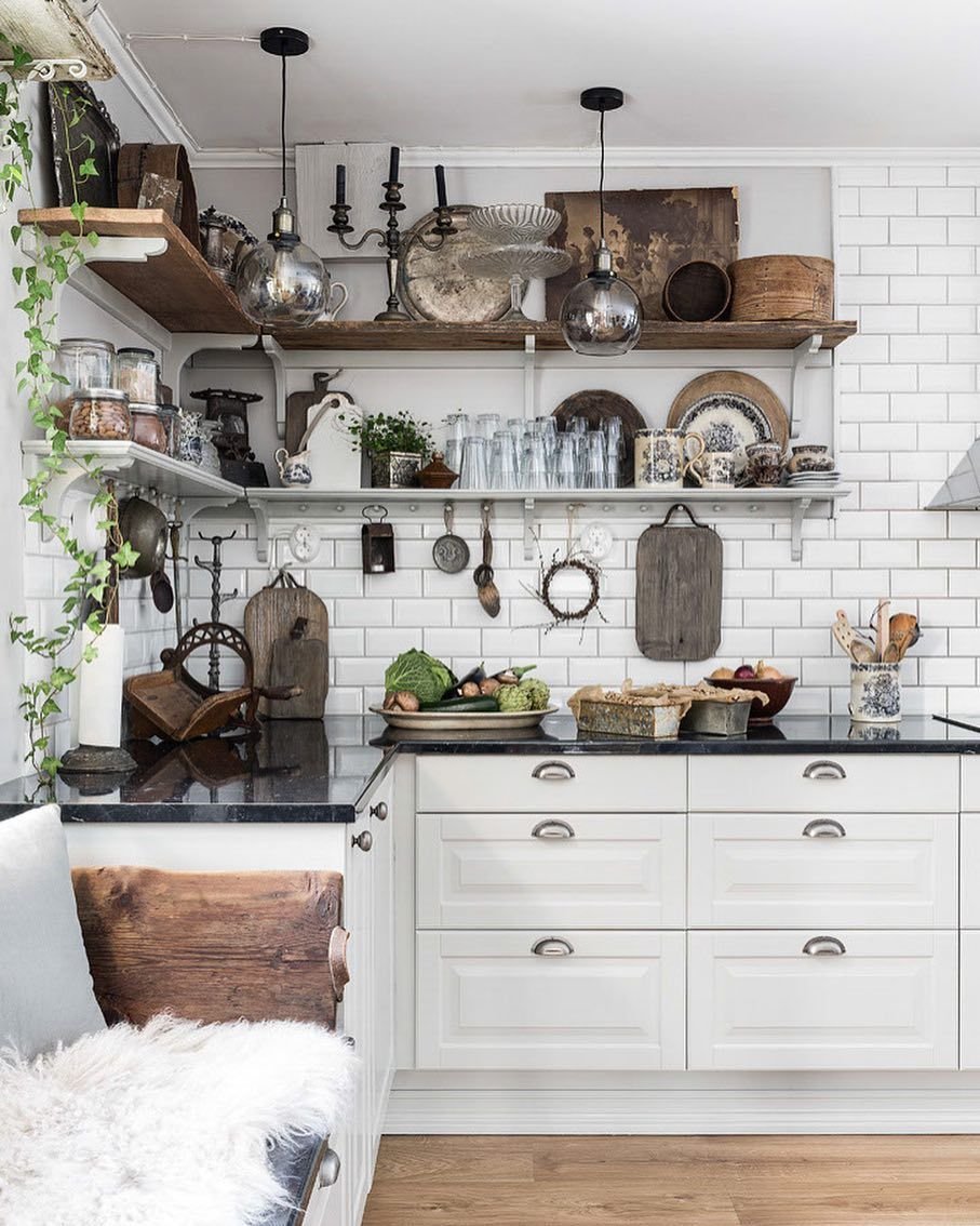 Кухня в скандинавском стиле с полками