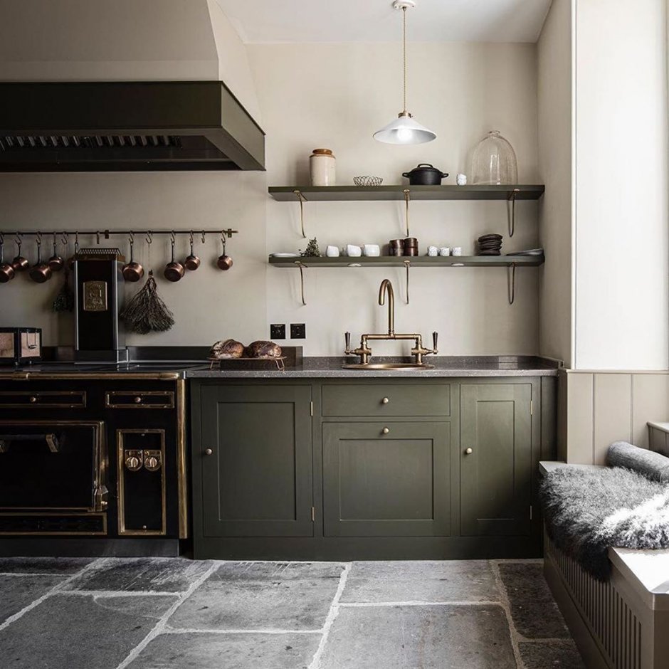 Кухня без навесных шкафов классика