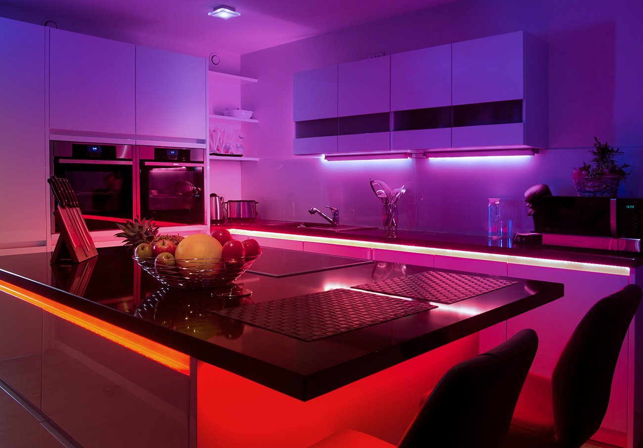 Неоновая кухня. Подсветка для кухни. Неоновая подсветка кухни. Кухонные гарнитуры с подсветкой. Светодиодная подсветка в интерьере.