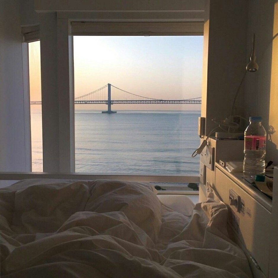 Уютная спальня с видом на море