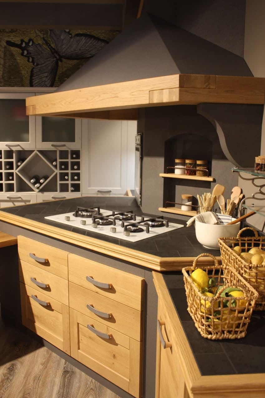 Угловая вытяжка на кухню