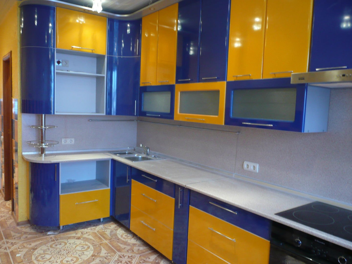 Кухонные гарнитуры уфе б у. Кухня. Кухонный гарнитур. Желто синяя кухня. Угловые кухни.
