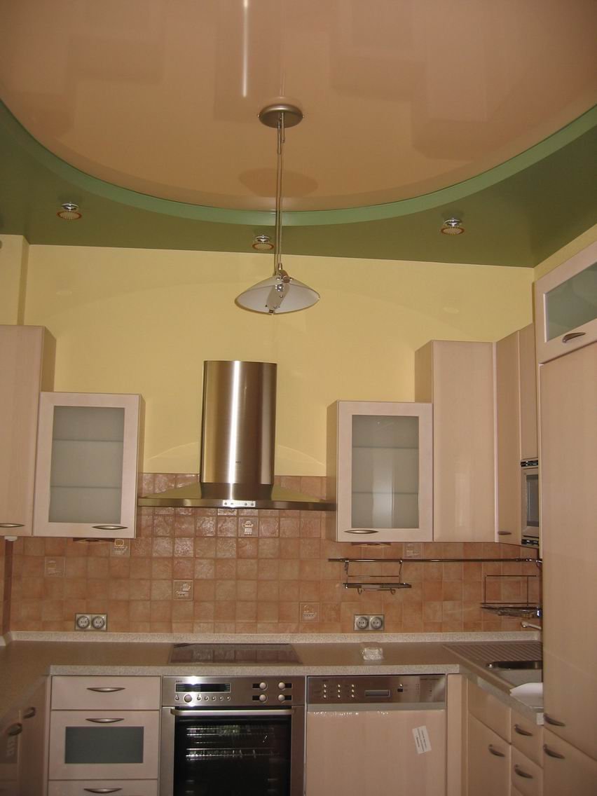 Потолок на кухне натяжной одноуровневый
