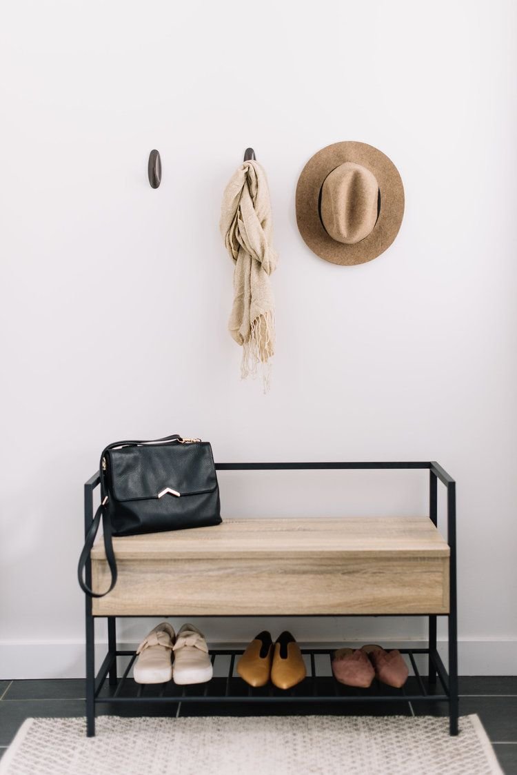 Прихожая с деревянными рейками