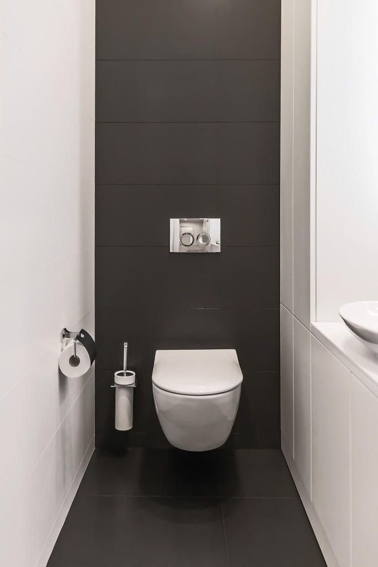 Интерьер маленького туалета с инсталляцией