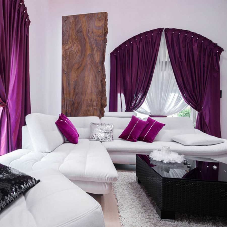 Коричневый диван сиреневые шторы