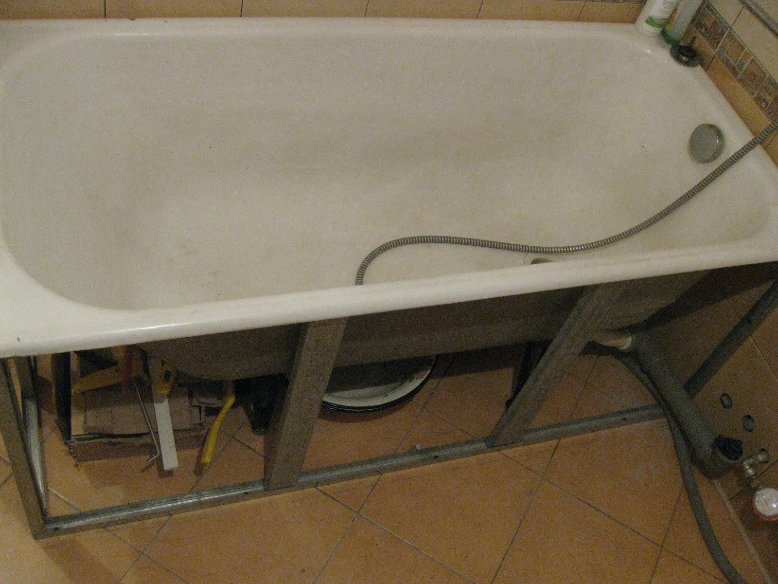 Ванна стальная своими руками. Усилительный каркас стальной ванны. Каркас для стальной ванны 170х70 своими руками. Каркас металлический на ванну. Каркас для чугунной ванной.