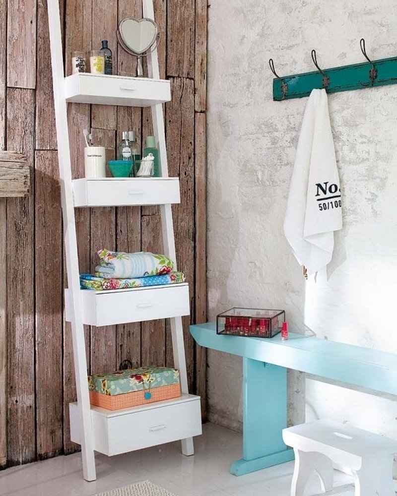 Стремянка декоративная деревянная в ванную комнату