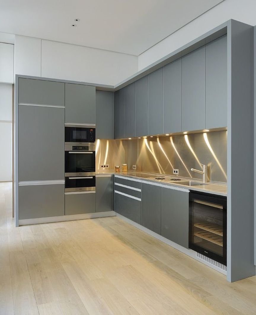 Кухня с высокими верхними шкафами