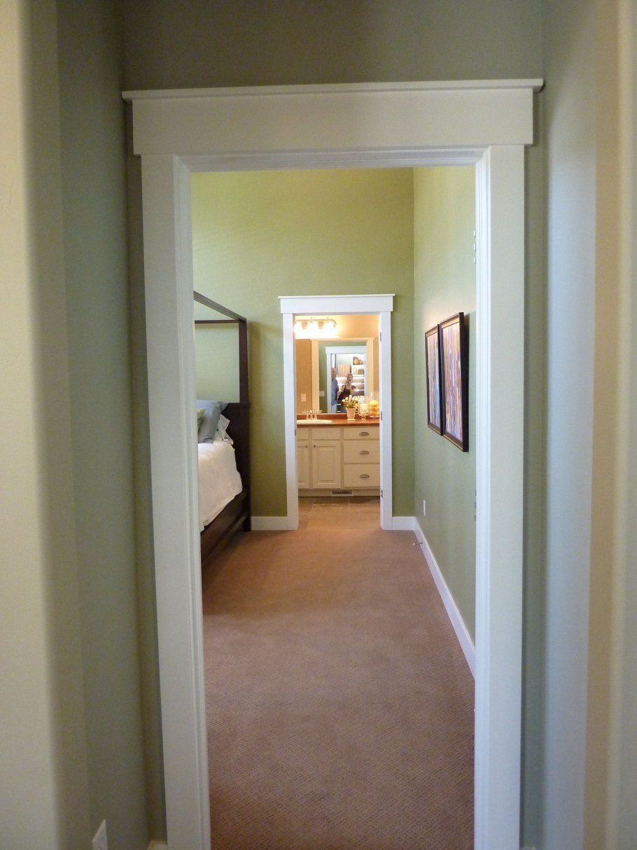 Отделка дверного проема плинтусом