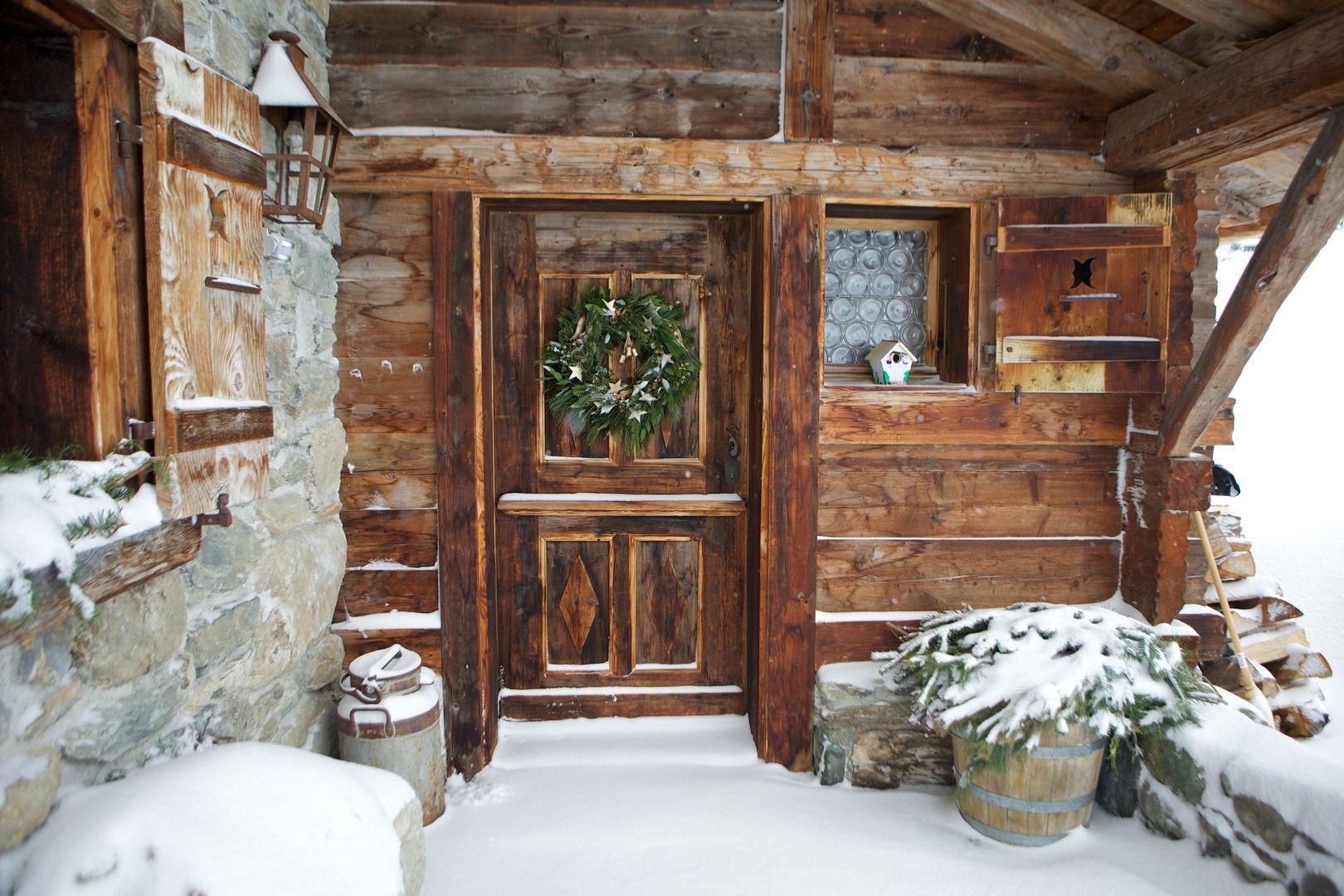 Хата дверей. Дверь в деревенском доме. Зимняя дверь. Дверь в избу. Сказочная деревянная дверь.