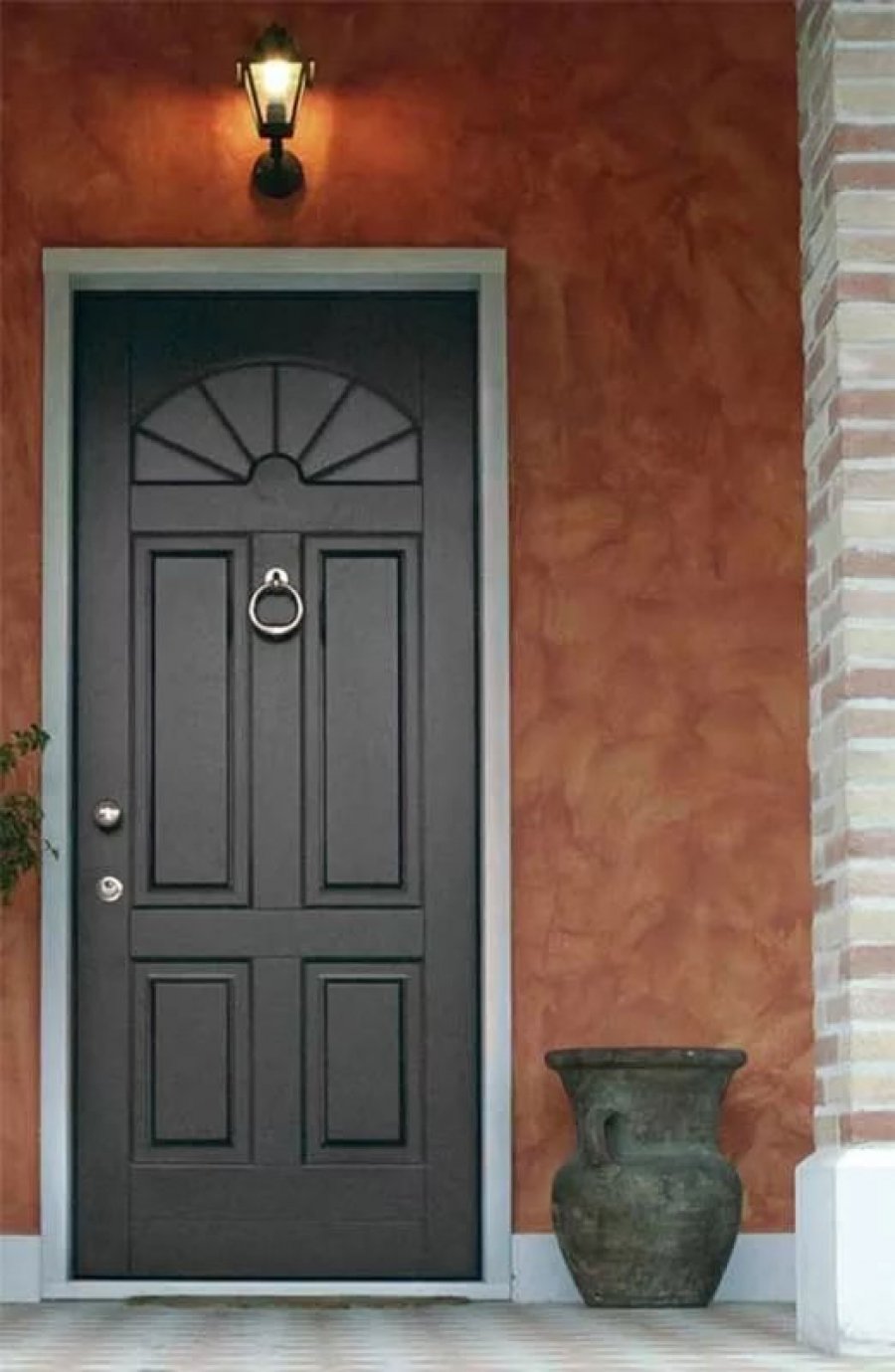 Металлические входные двери в дом