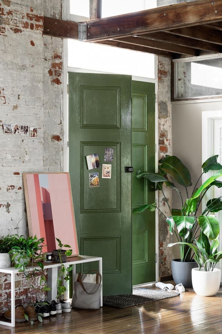Зелёная дверь в интерьете