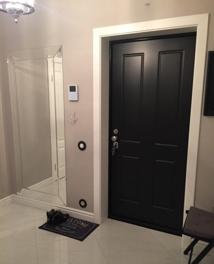 Дверь в прихожую