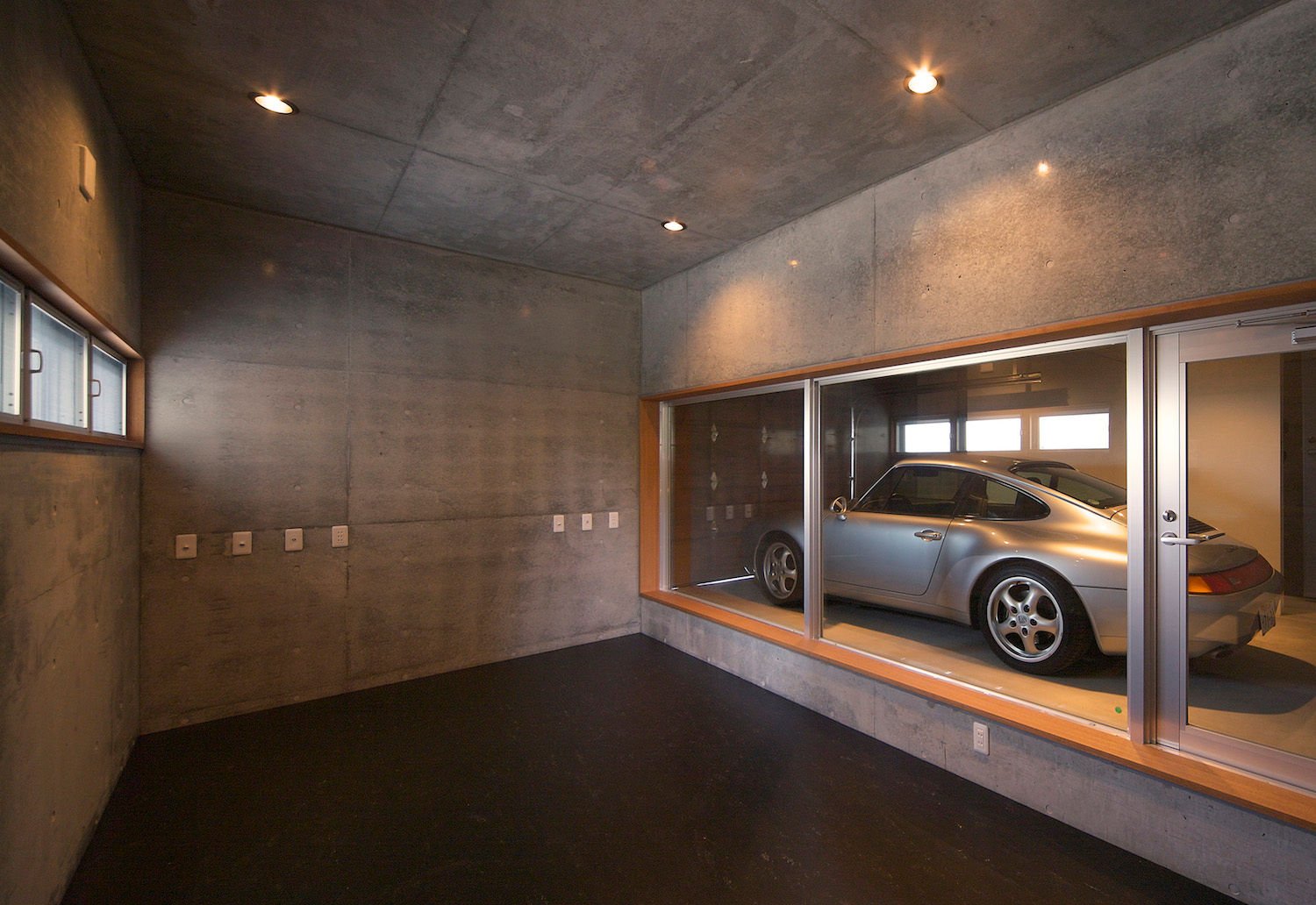 Жилой гараж внутри. Красивый интерьер гаража. Дизайнерский гараж. Красивый гараж внутри. Современная отделка гаража.