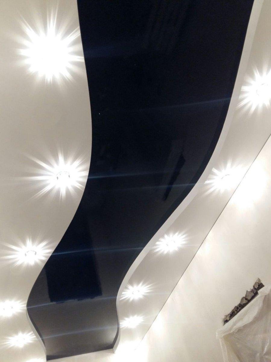 Черные светильники на белом потолке