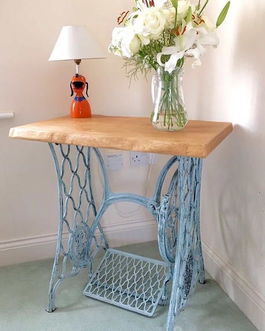 Стол из ножной швейной машинки