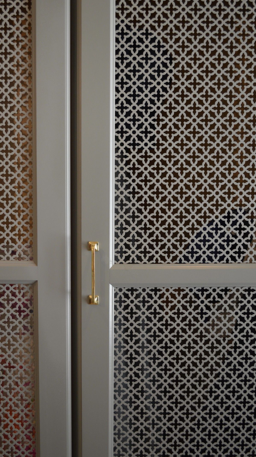 Перфорированная дверь для шкафа