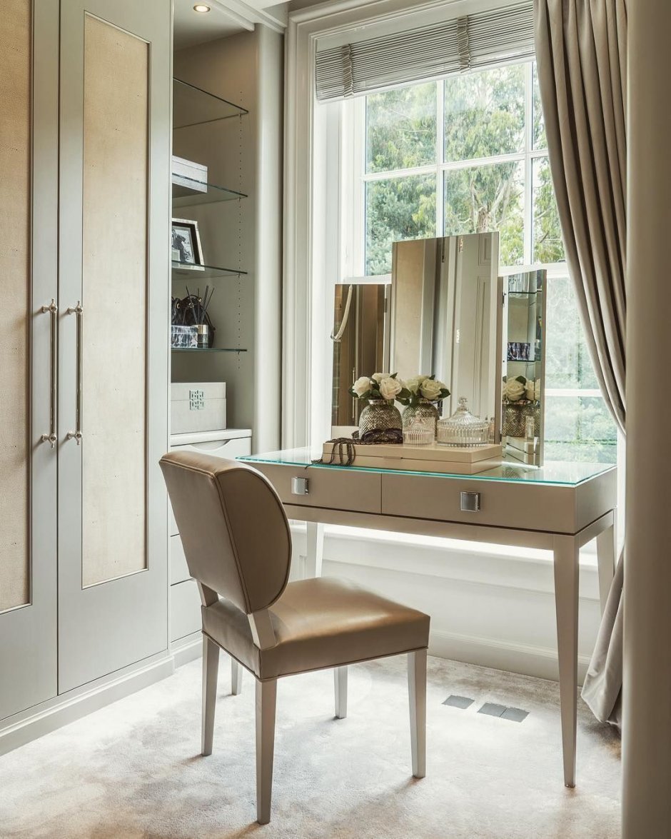 Комната для девушки с туалетным столиком
