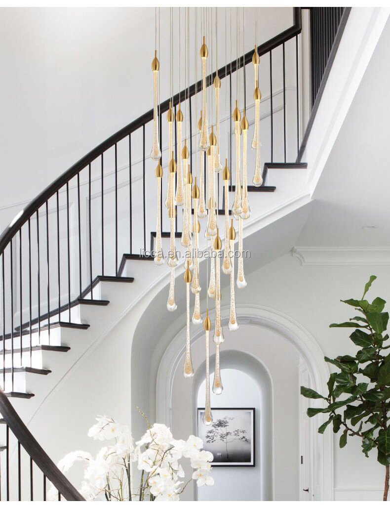 Лестница в гостиной со вторым светом