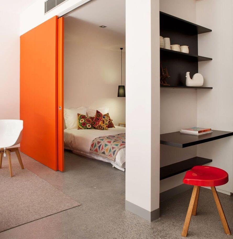 Зеркало в комнате подростка