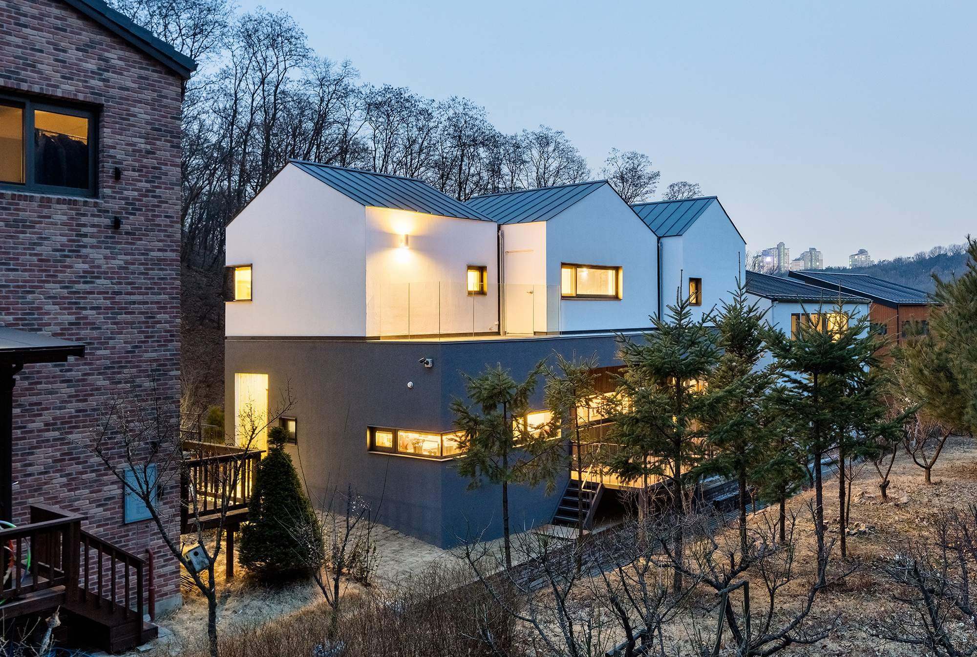 Домик на окраине текст. Дом с тремя крышами. Крыши в Корее. Южная Корея дачные поселки. Йонъин Южная Корея дом 103.