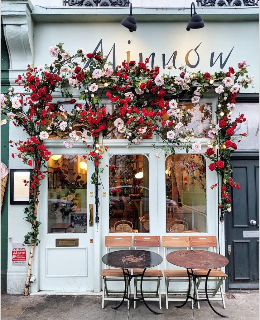 Украшение фасада кафе